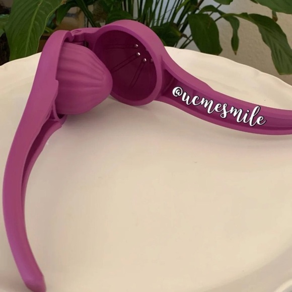 Tupperware Ergonomic Citrus/Lemon & Lime Squeezer Press - Picture 3 of 7